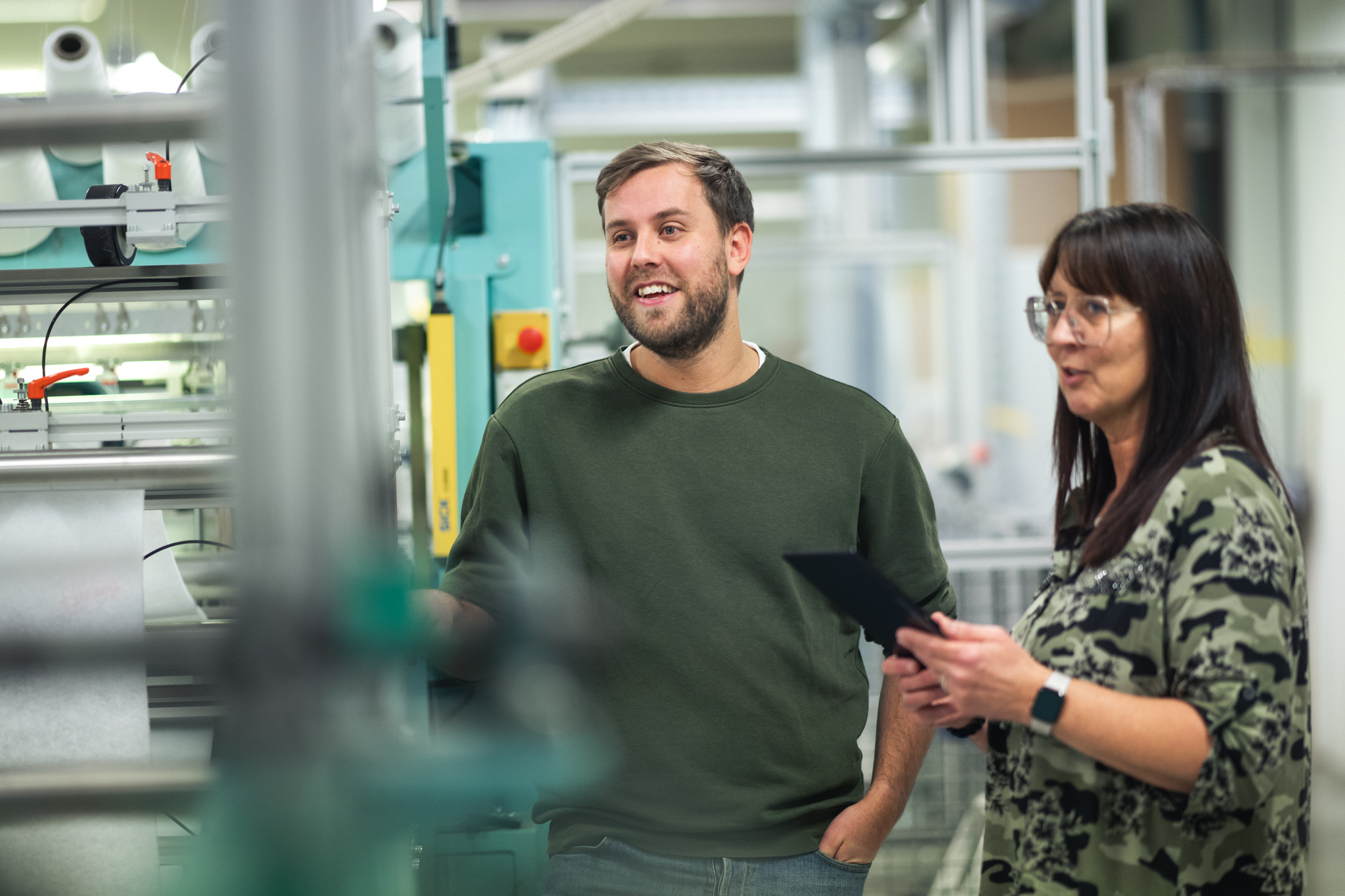 Två medarbetare i dialog i industriföretag