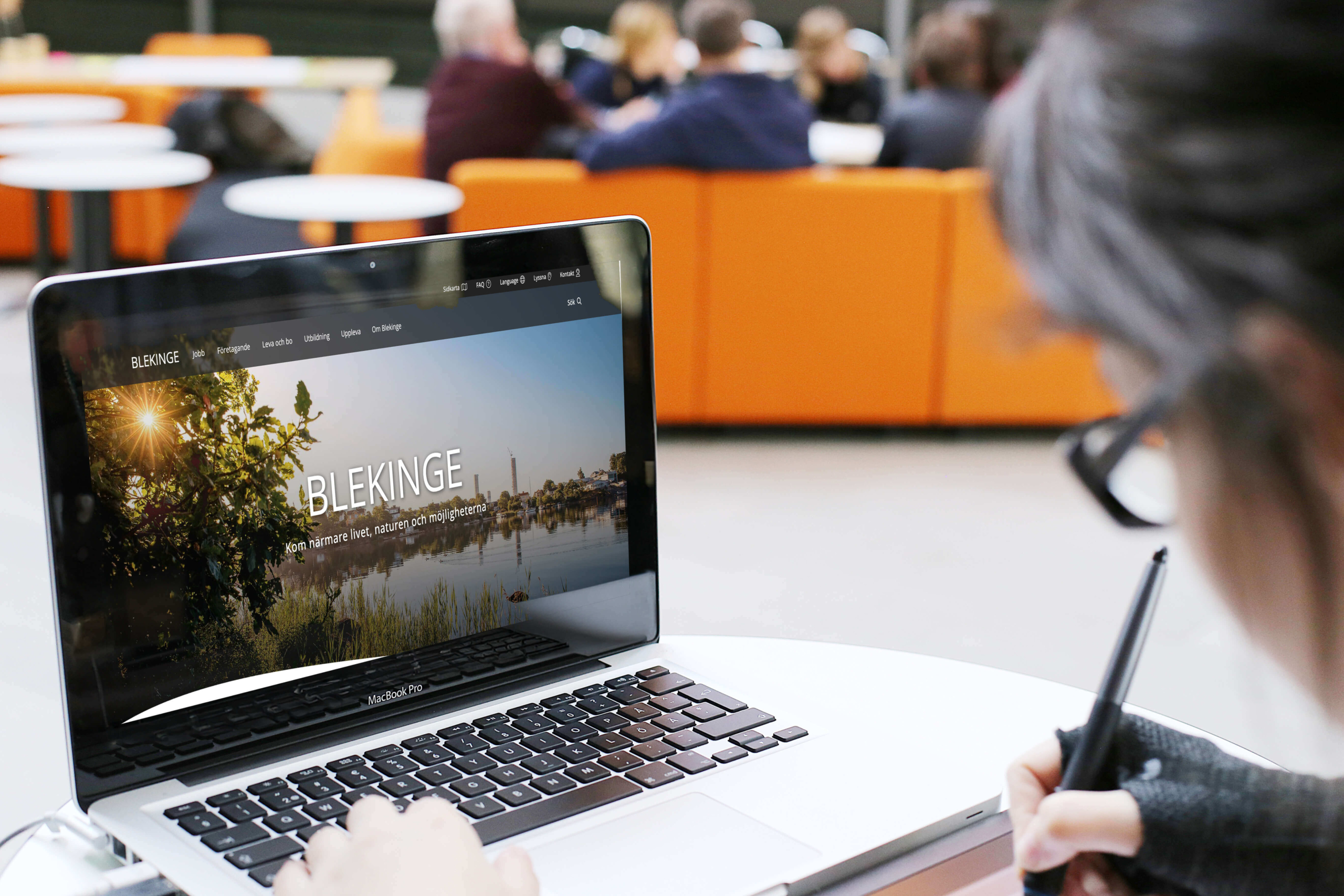 Kvinna vid dator besöker webbplatsen Blekinge.se